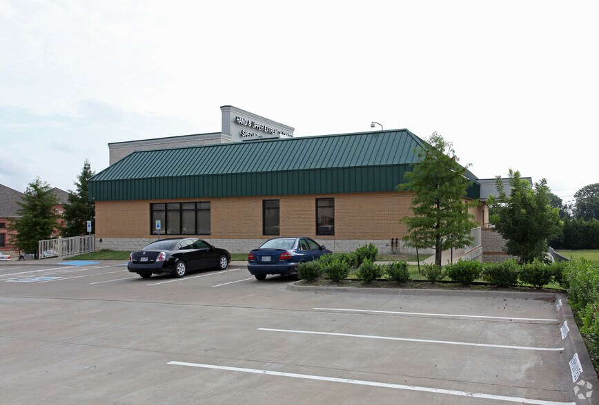 7989 W Virginia Dr, Dallas, TX à vendre - Photo de l’immeuble – Image 3 sur 5