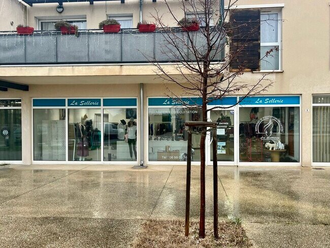 Plus de détails pour Local commercial à louer