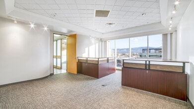 1700 Dickson Av, Kelowna, BC à louer Photo intérieure– Image 2 sur 31