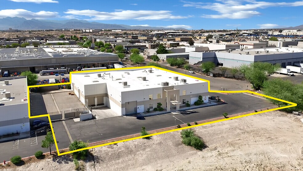201 E Mayflower Ave, North Las Vegas, NV à louer - Photo de l’immeuble – Image 2 sur 9