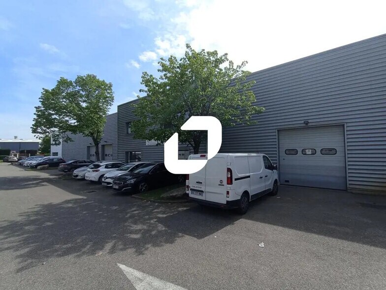 Local d’activités dans Décines-Charpieu à louer - Photo de l’immeuble – Image 2 sur 98