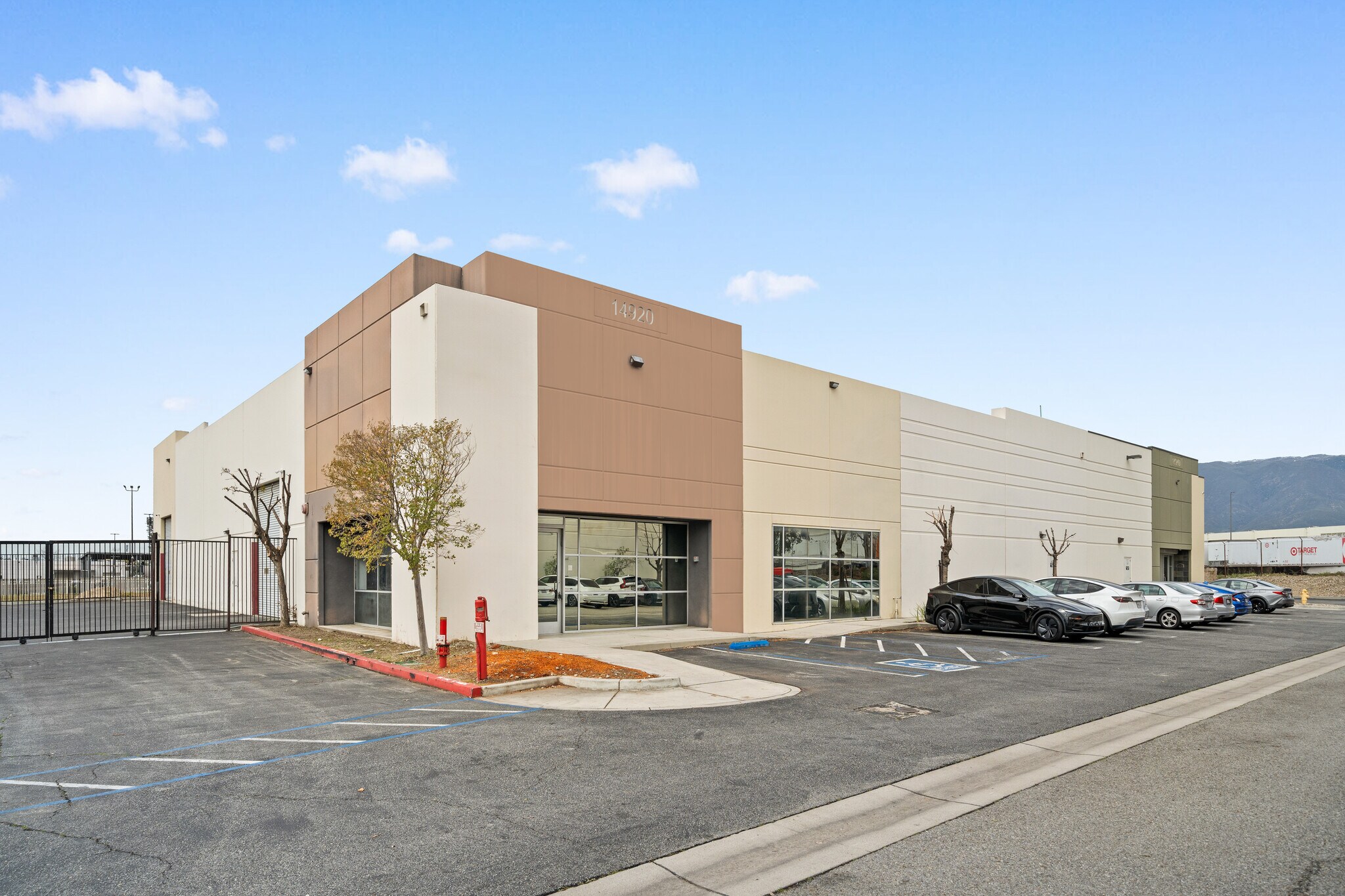 14920 Hilton Dr, Fontana, CA à louer Photo principale– Image 1 sur 44