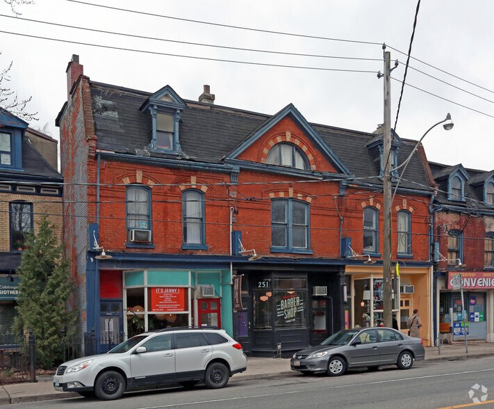 249-253 Gerrard St E, Toronto, ON à louer - Photo de l’immeuble – Image 2 sur 7