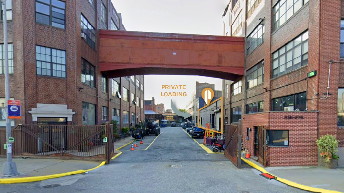 250 Greenpoint Ave, Brooklyn, NY à louer Photo de l’immeuble– Image 1 sur 4