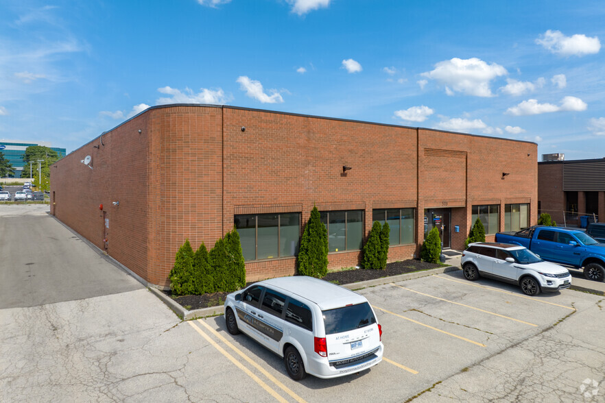 373 Wyecroft Rd, Oakville, ON à louer - Photo de l’immeuble – Image 2 sur 4