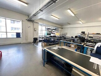 Plus de détails pour Local d'activités à louer