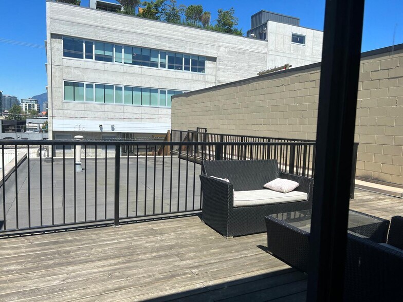 117 6 Th Av W, Vancouver, BC à louer - Photo de l’immeuble – Image 3 sur 13