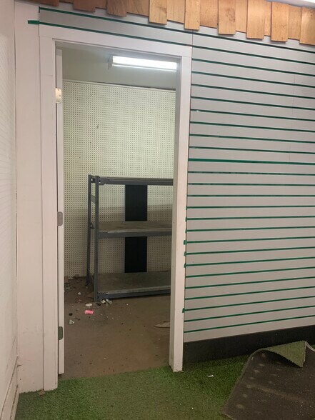 1485 Clyde Ave, West Vancouver, BC à louer - Photo de l’immeuble – Image 2 sur 12