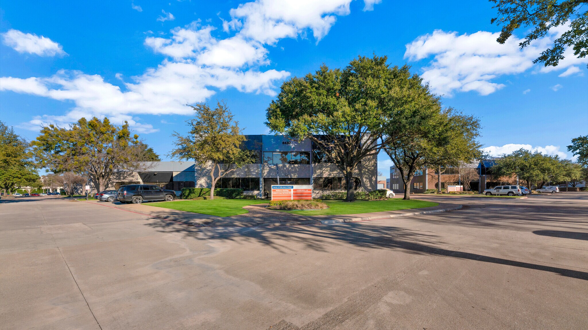 8402 Sterling St, Irving, TX à louer Photo principale– Image 1 sur 7