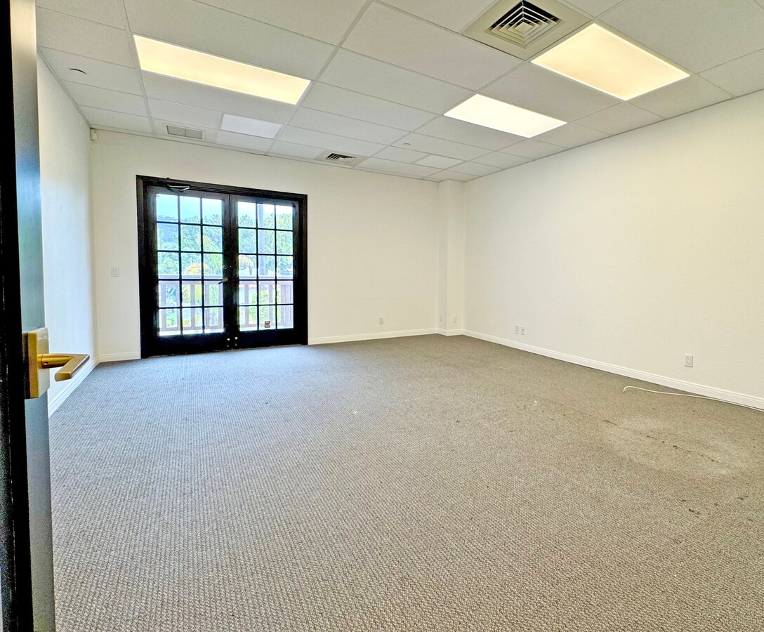 1525 State St, Santa Barbara, CA 93101 - Lot 205 -  - Photo intérieure - Image 1 of 3