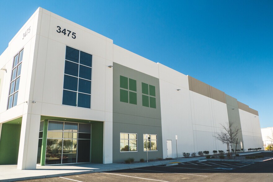 3475 N Las Vegas Blvd, Las Vegas, NV à louer - Photo de l’immeuble – Image 3 sur 11