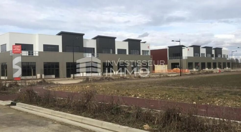 Local d'activités dans Saint-Pierre-du-Perray à vendre - Photo de l’immeuble – Image 3 sur 3