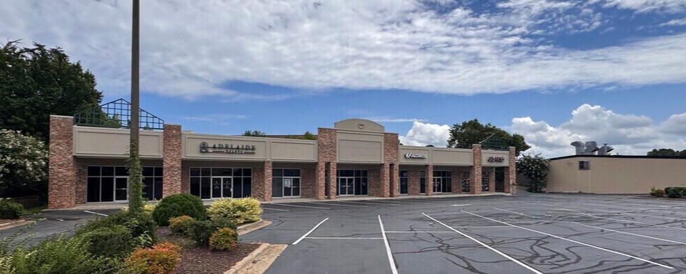 2500 Battleground Ave, Greensboro, NC à louer - Photo de l’immeuble – Image 2 sur 6