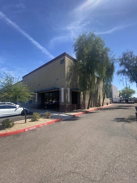 219 S William Dillard Dr, Gilbert, AZ à louer - Photo de l’immeuble – Image 2 sur 3