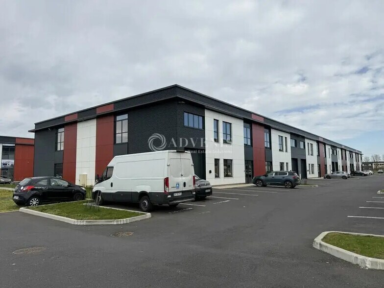 Local d'activités dans Lieusaint à vendre - Photo de l’immeuble – Image 3 sur 7