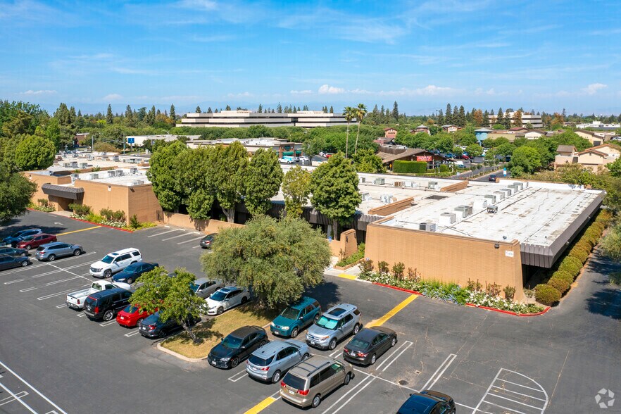5151 N Palm Ave, Fresno, CA à louer - Photo de l’immeuble – Image 1 sur 32
