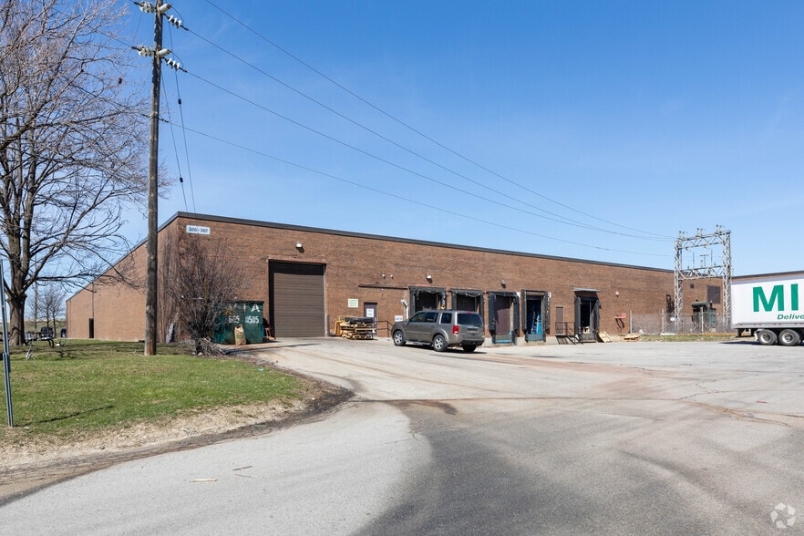385-387 Carlingview Dr, Toronto, ON à louer - Photo de l’immeuble – Image 3 sur 7