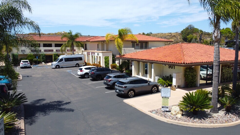911 Hacienda Dr, Vista, CA à louer - Photo de l’immeuble – Image 1 sur 10
