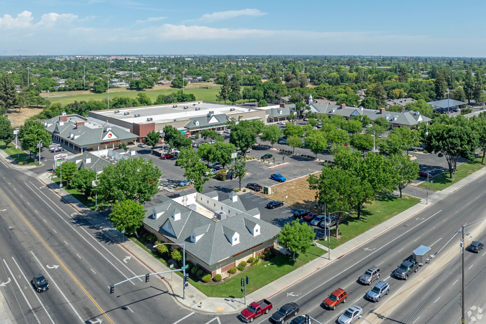 4542-4578 N 1st St, Fresno, CA à louer Photo principale– Image 1 sur 9