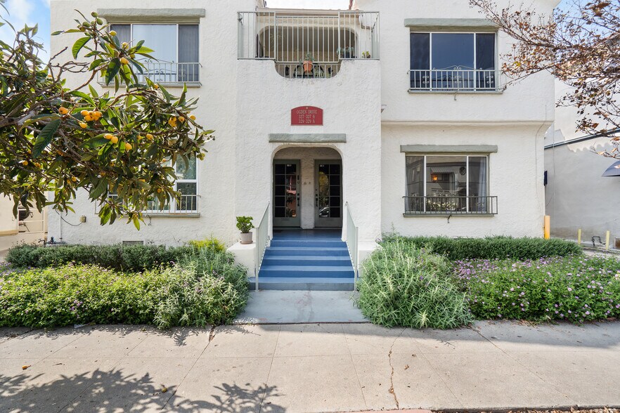 327 N Ogden Dr, Los Angeles, CA à vendre - Photo de l’immeuble – Image 2 sur 36