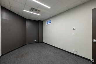 1121 Centre St NW, Calgary, AB à louer Photo intérieure– Image 2 sur 6