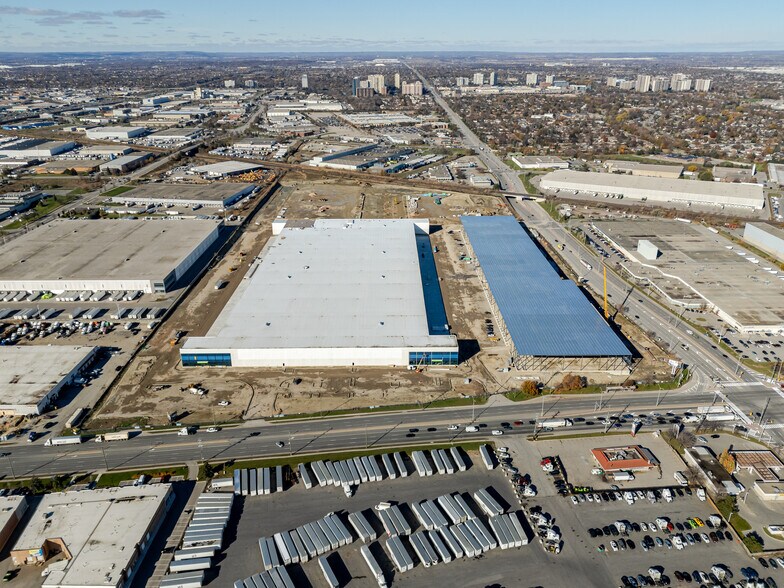 8000 Dixie Rd, Brampton, ON à louer - Photo de l’immeuble – Image 2 sur 12