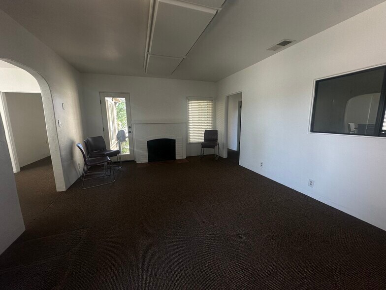 2017 Brundage Ln, Bakersfield, CA à louer - Photo de l’immeuble – Image 2 sur 16