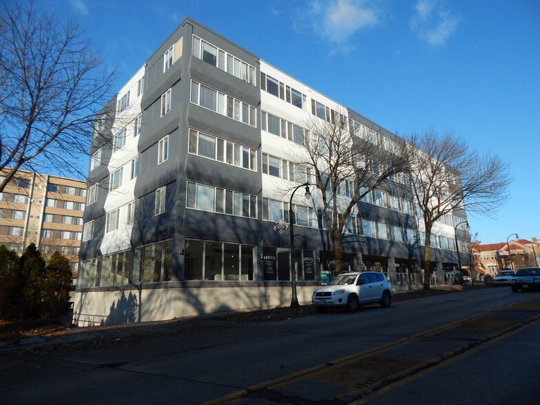 3575 N Oakland Ave, Shorewood, WI à vendre - Photo de l’immeuble – Image 3 sur 11