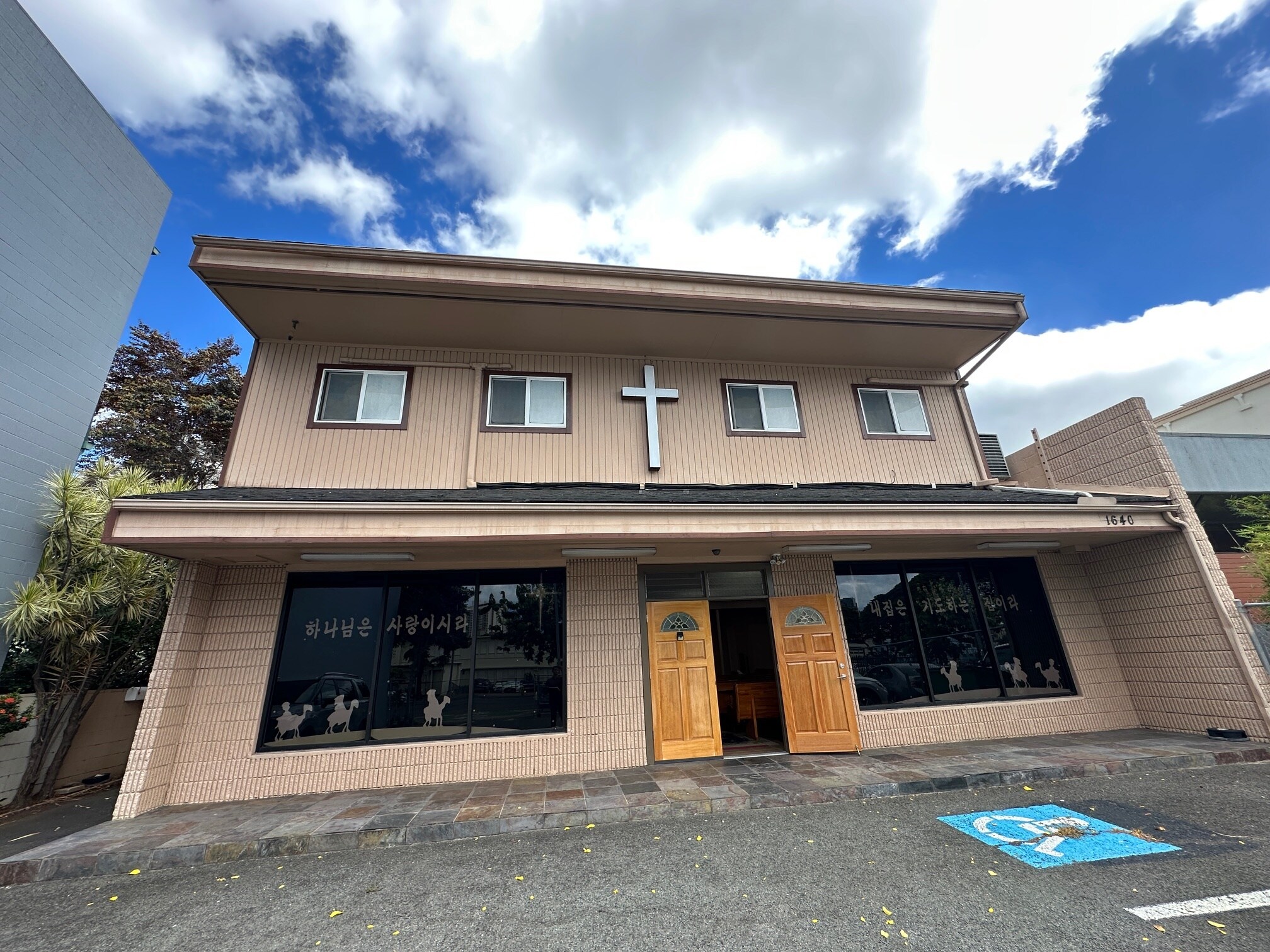 1640 S King St, Honolulu, HI à vendre Photo de l’immeuble– Image 1 sur 7