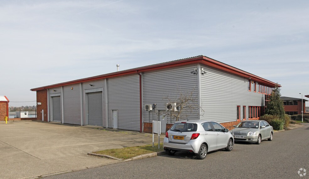 18 Amor Way, Letchworth Garden City à louer - Photo de l’immeuble – Image 2 sur 13