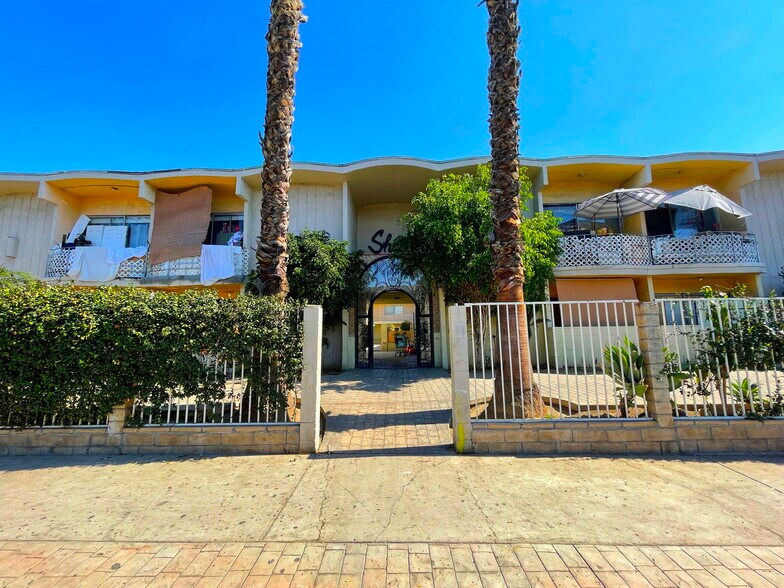 6956 Kester Ave, Van Nuys, CA à vendre - Photo de l’immeuble – Image 3 sur 18