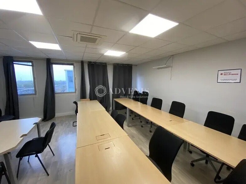 Bureau dans Montigny-le-Bretonneux à vendre - Photo de l’immeuble – Image 3 sur 5