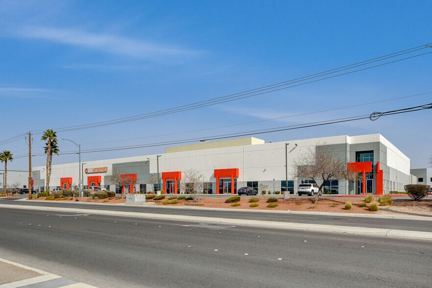 3040 N Simmons St, North Las Vegas, NV à louer - Photo de l’immeuble – Image 3 sur 8
