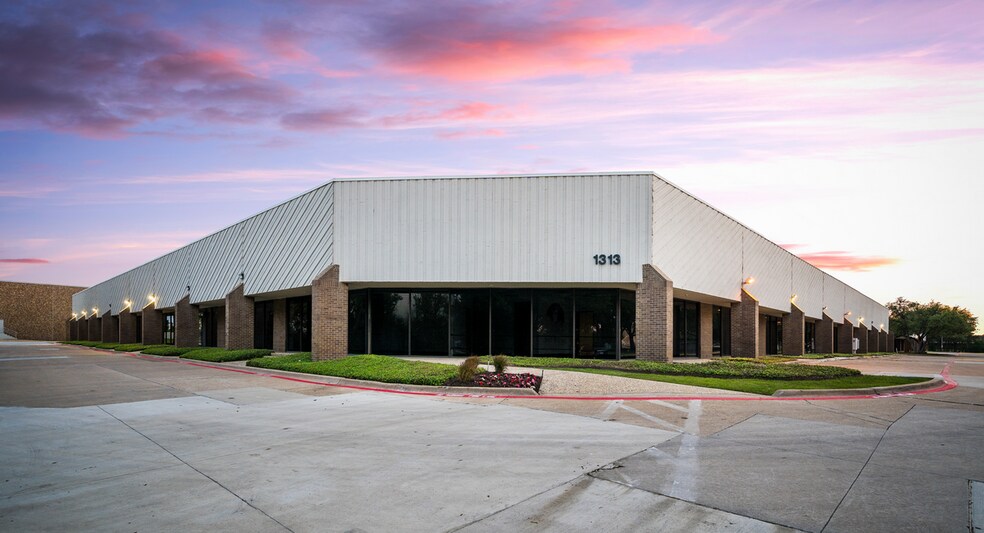 1313 Valwood Pky, Carrollton, TX à louer - Photo de l’immeuble – Image 2 sur 10