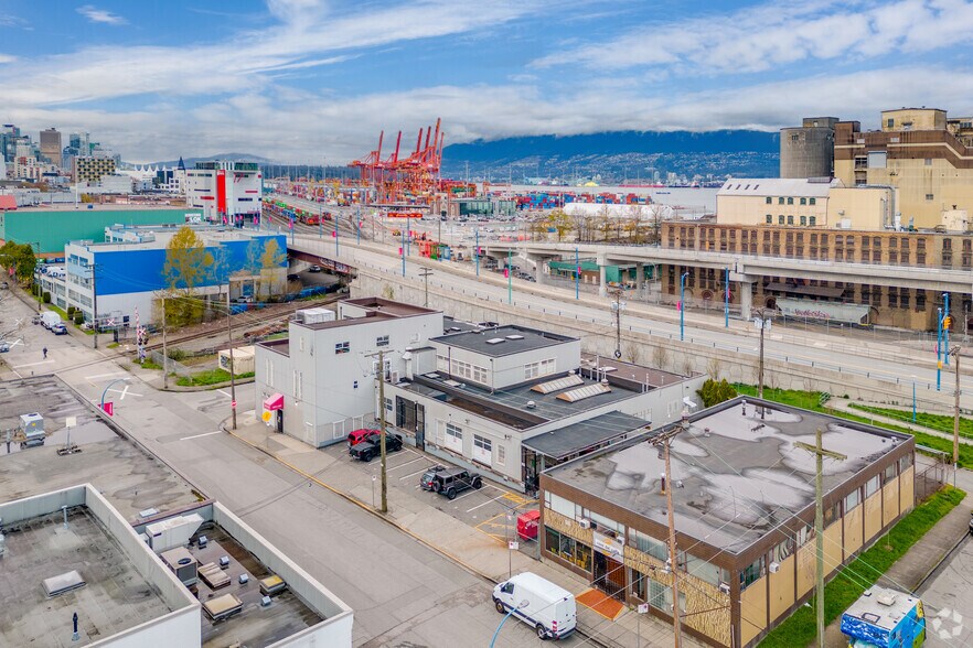 258 Raymur Ave, Vancouver, BC à louer - Aérien – Image 2 sur 5