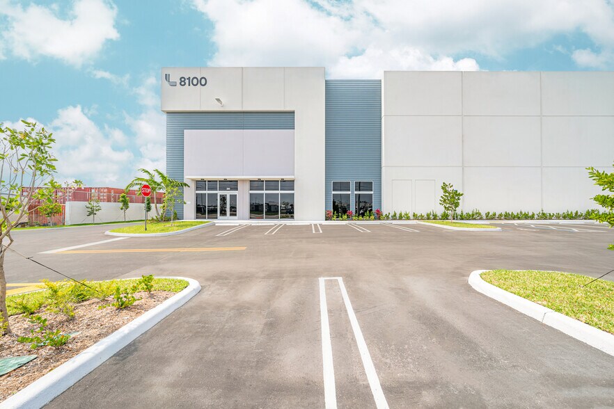 8130 NW 74th St, Medley, FL à louer - Photo de l’immeuble – Image 3 sur 30