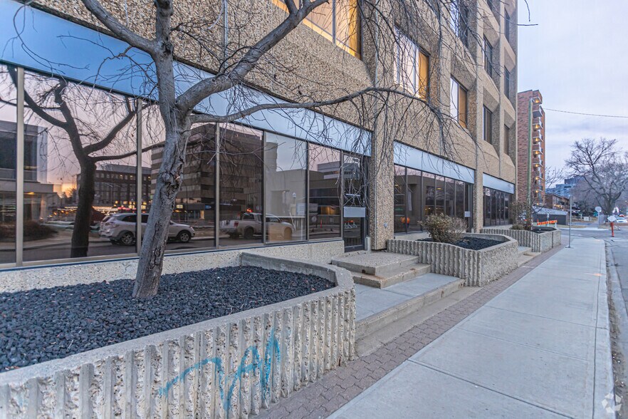 12220 Stony Plain Rd NW, Edmonton, AB à louer - Photo de l’immeuble – Image 3 sur 3