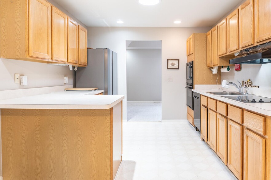 21329 Mulberry Ct, Farmington Hills, MI à vendre - Photo de l’immeuble – Image 3 sur 23