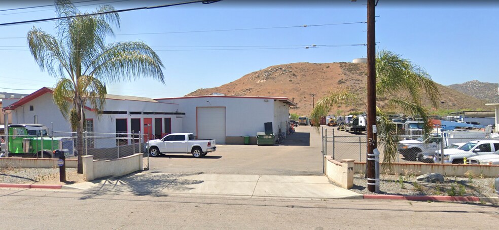 11418 Woodside Ave N, Santee, CA à louer - Photo de l’immeuble – Image 2 sur 21