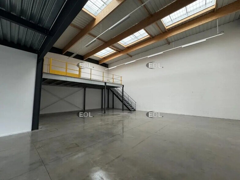 Local d’activités dans Lieusaint à louer - Photo de l’immeuble – Image 3 sur 17