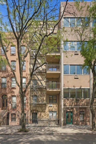 447 W 47th St, New York, NY à vendre - Photo de l’immeuble – Image 2 sur 8