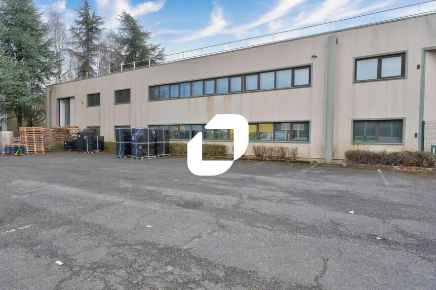 Local d’activités dans Pontault-Combault à louer - Photo de l’immeuble – Image 3 sur 6