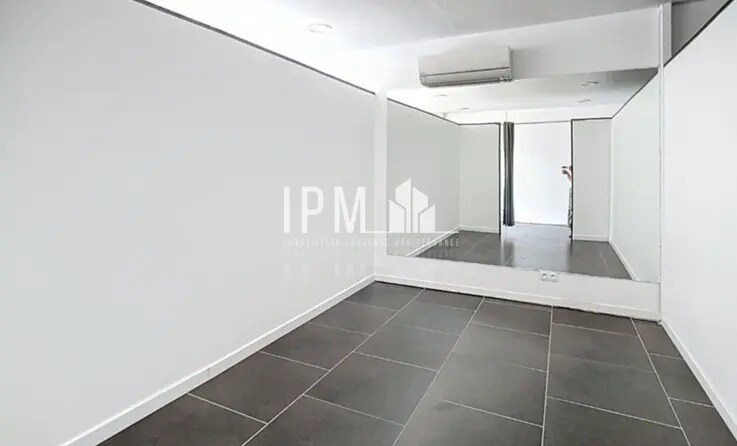 Local commercial dans Saint-Mitre-les-Remparts à louer - Photo intérieure – Image 3 sur 7