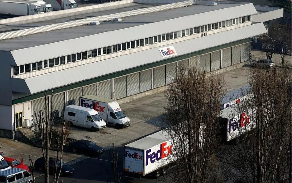 Local d’activités dans Aulnay-Sous-Bois à louer - Photo de l’immeuble – Image 1 sur 4