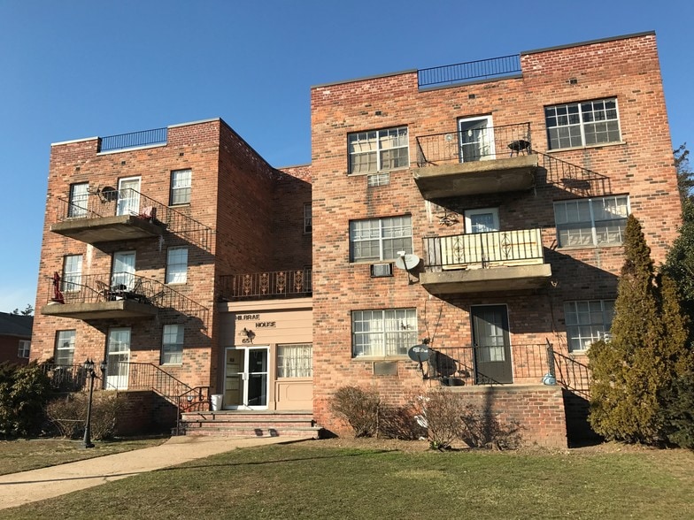 651 Front St, Hempstead, NY à vendre - Photo principale – Image 1 sur 3