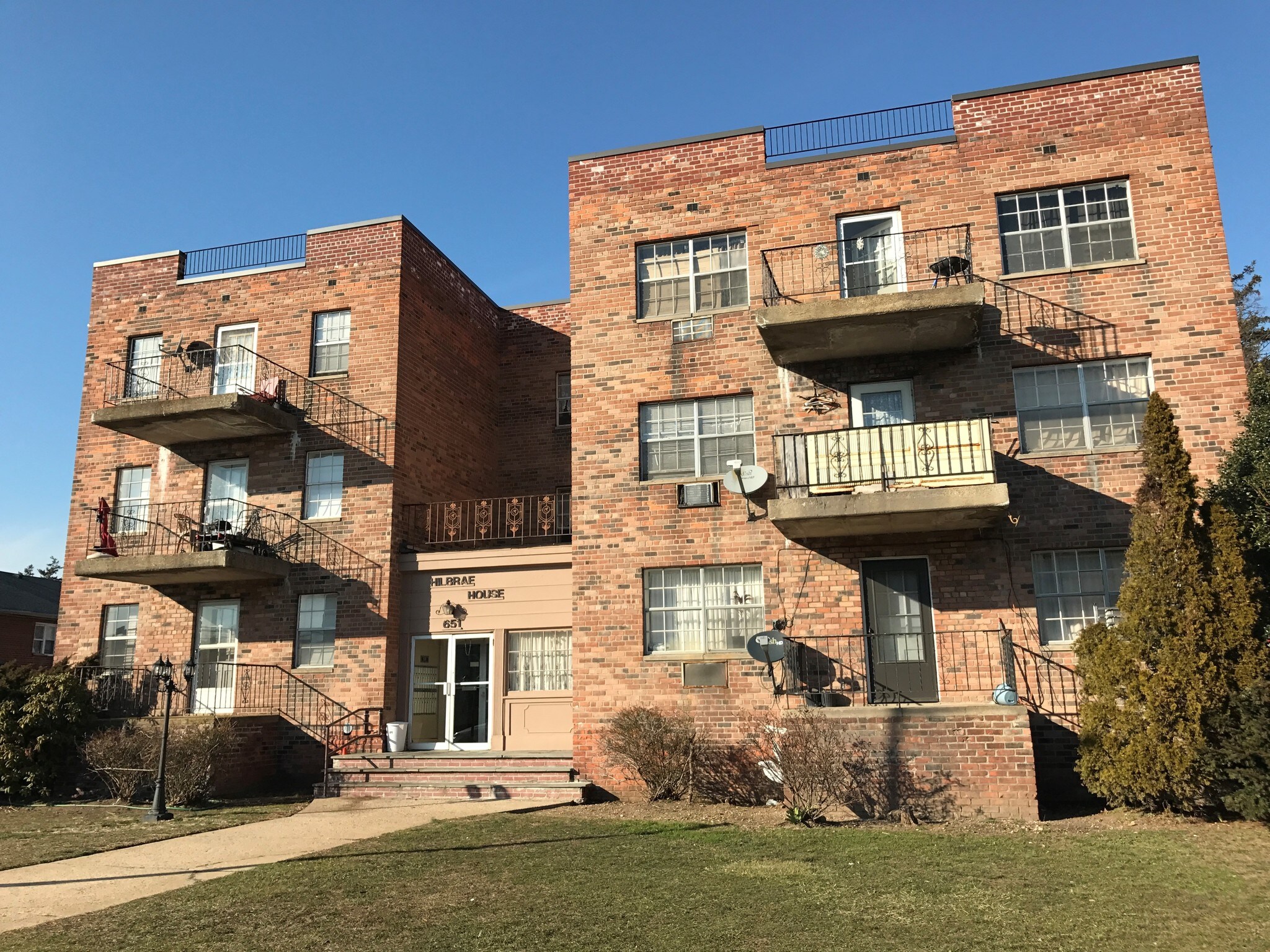651 Front St, Hempstead, NY à vendre Photo principale– Image 1 sur 4