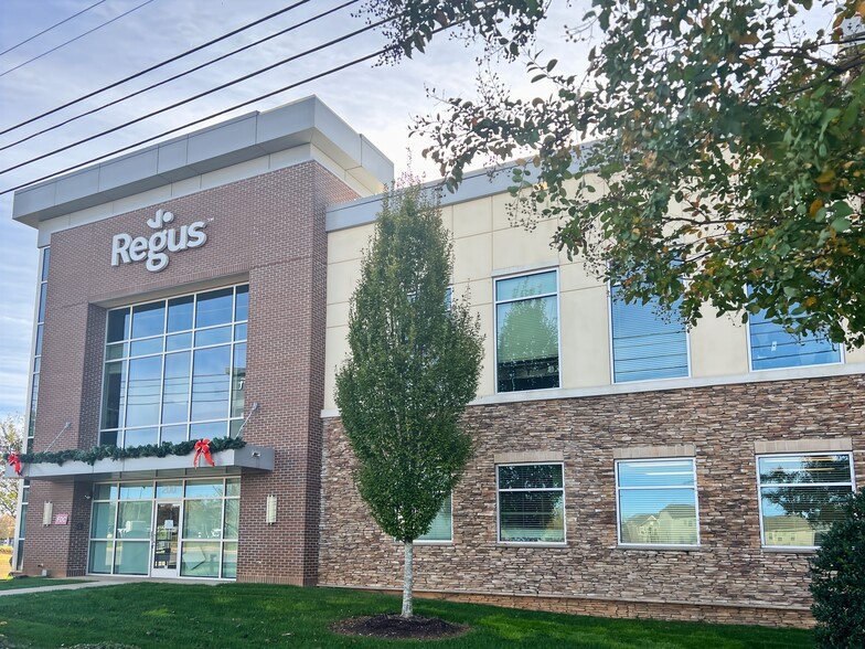106 Langtree Village Rd, Mooresville, NC à louer - Photo de l’immeuble – Image 3 sur 13