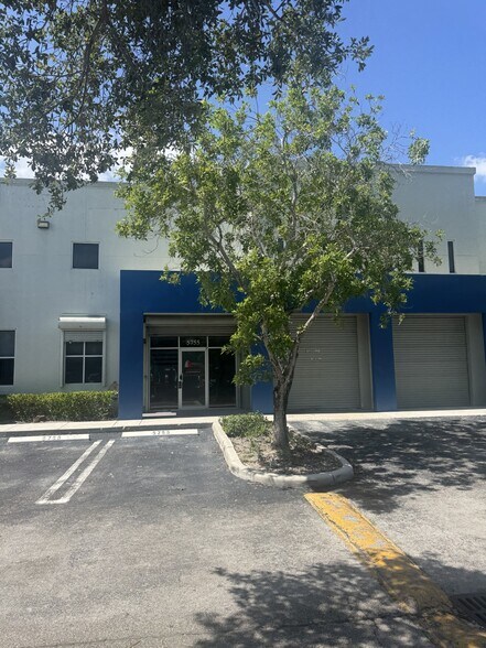 5745-5759 NW 151st St, Miami Lakes, FL à louer - Photo de l’immeuble – Image 2 sur 19