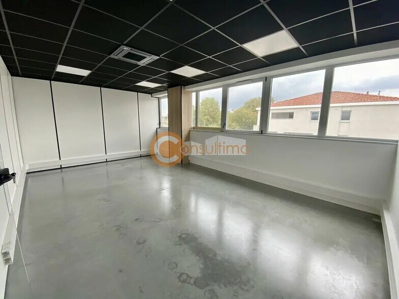 Bureau dans Carbon-Blanc à louer - Photo de l’immeuble – Image 1 sur 8