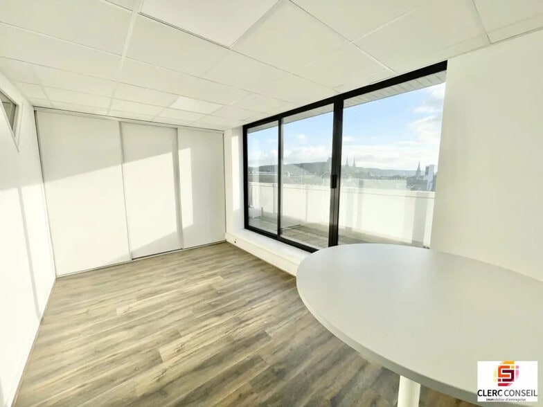 Bureau dans Rouen à louer - Photo de l’immeuble – Image 2 sur 17
